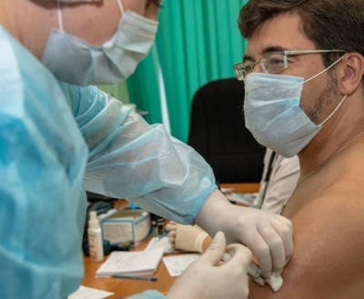 Евгений Никора сделал прививку от гриппа и ответил Андрею Сысоеву