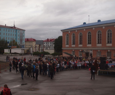 Жители Мурманска вышли на митинг в поддержку океанариума